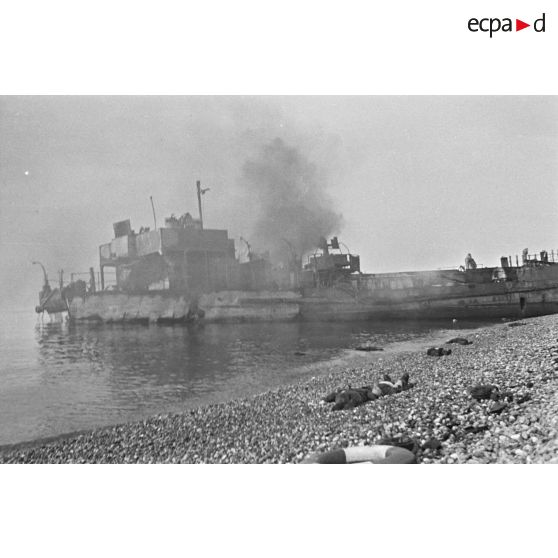 La plage de Dieppe après le raid canadien (Opération Jubilee) du 19 août 1942.