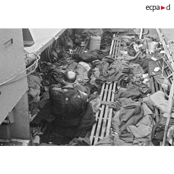 Blessé à bord d'un chaland de débarquement après le raid canadien (Opération Jubilee) du 19 août 1942.
