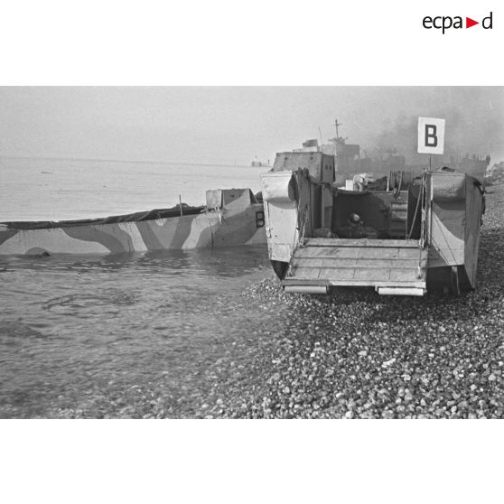 Chalands de débarquement sur la plage de Dieppe après le raid canadien (Opération Jubilee) du 19 août 1942.