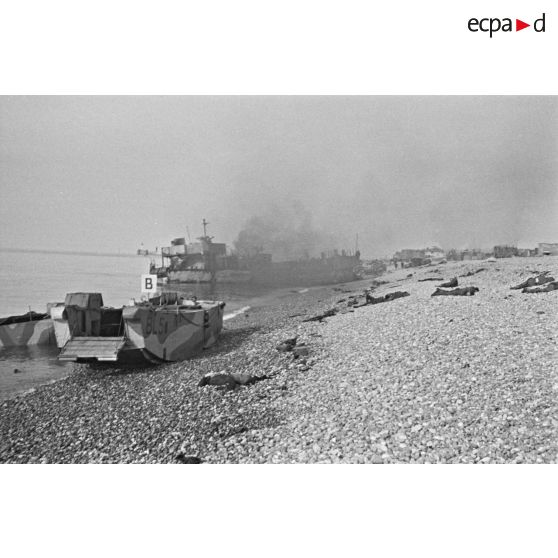 Cadavres de soldats et chalands échoués sur la plage de Dieppe après le raid canadien (Opération Jubilee) du 19 août 1942.