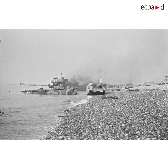 Navires échoués et cadavres sur la plage de Dieppe après le raid canadien (Opération Jubilee) du 19 août 1942.