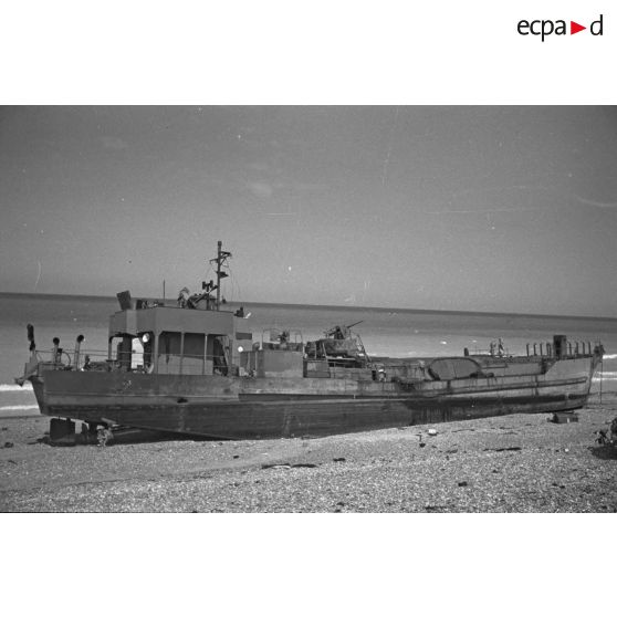 Navire de débarquement échoué sur la plage de Dieppe peu après l'opération de Jubilee (raid sur Dieppe).