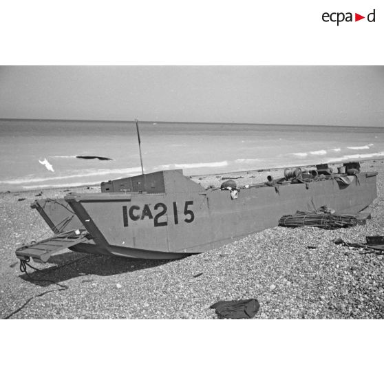 Navire de débarquement échoué sur la plage de Dieppe peu après l'opération de Jubilee (raid sur Dieppe).