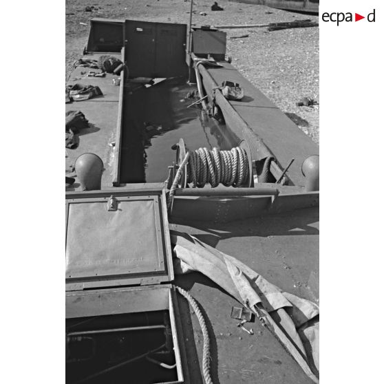 Navire de débarquement échoué sur la plage de Dieppe peu après l'opération de Jubilee (raid sur Dieppe).