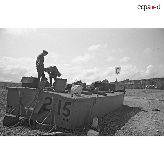 Navire de débarquement échoué sur la plage de Dieppe peu après l'opération de Jubilee (raid sur Dieppe).