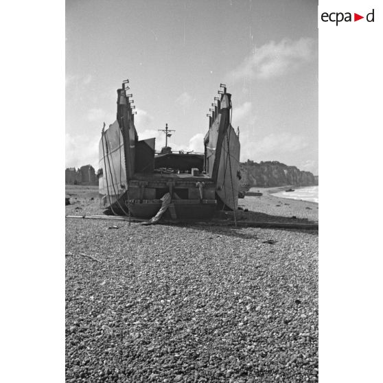 Navire de débarquement échoué sur la plage de Dieppe peu après l'opération de Jubilee (raid sur Dieppe).