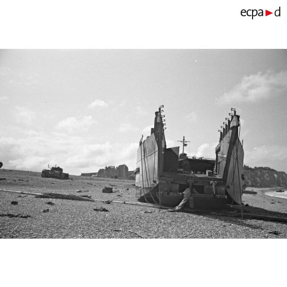 Navire de débarquement échoué sur la plage de Dieppe peu après l'opération de Jubilee (raid sur Dieppe).