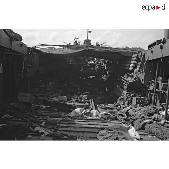 Navire de débarquement échoué sur la plage de Dieppe peu après l'opération de Jubilee (raid sur Dieppe).