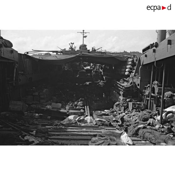 Navire de débarquement échoué sur la plage de Dieppe peu après l'opération de Jubilee (raid sur Dieppe).