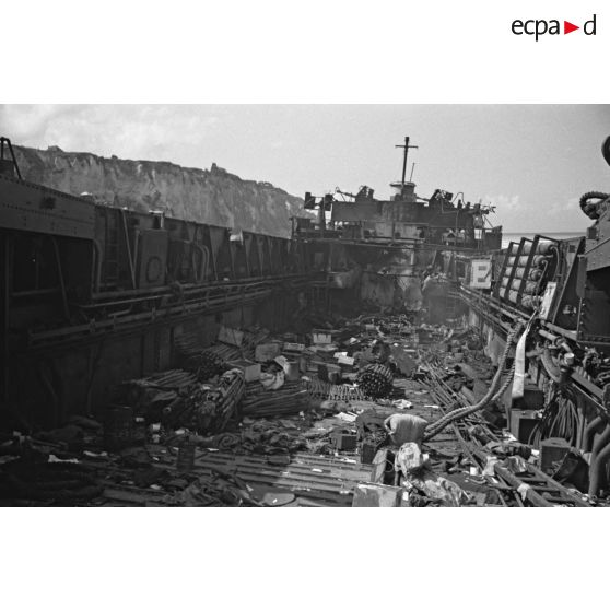 Navire de débarquement échoué sur la plage de Dieppe peu après l'opération de Jubilee (raid sur Dieppe).