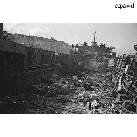 Navire de débarquement échoué sur la plage de Dieppe peu après l'opération de Jubilee (raid sur Dieppe).