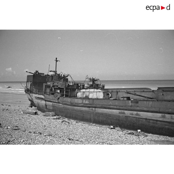 Navire de débarquement échoué sur la plage de Dieppe peu après l'opération de Jubilee (raid sur Dieppe).
