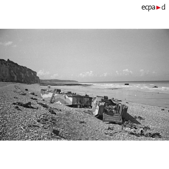 Navire de débarquement échoué sur la plage de Dieppe peu après l'opération de Jubilee (raid sur Dieppe).