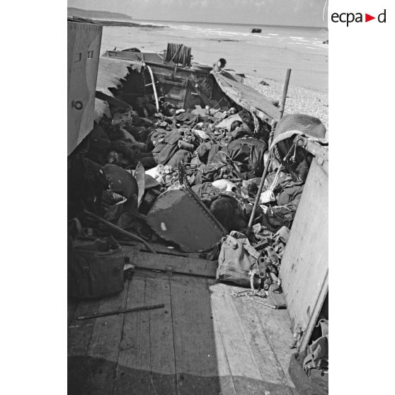 Navire de débarquement échoué sur la plage de Dieppe peu après l'opération de Jubilee (raid sur Dieppe).