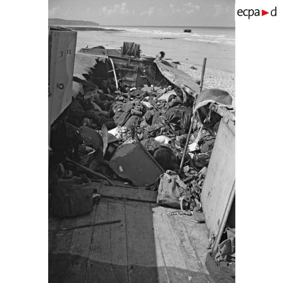 Navire de débarquement échoué sur la plage de Dieppe peu après l'opération de Jubilee (raid sur Dieppe).