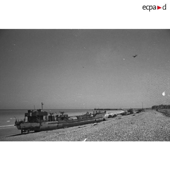 Navire de débarquement échoué sur la plage de Dieppe peu après l'opération de Jubilee (raid sur Dieppe).
