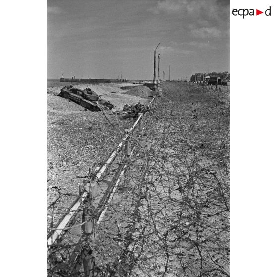 A Dieppe, char Churchill du 14th Canadian Tank Batalion Regiment Calgary peu après la tentative de débarquement anglo-canadienne (raid sur Dieppe ou opération Jubilee).