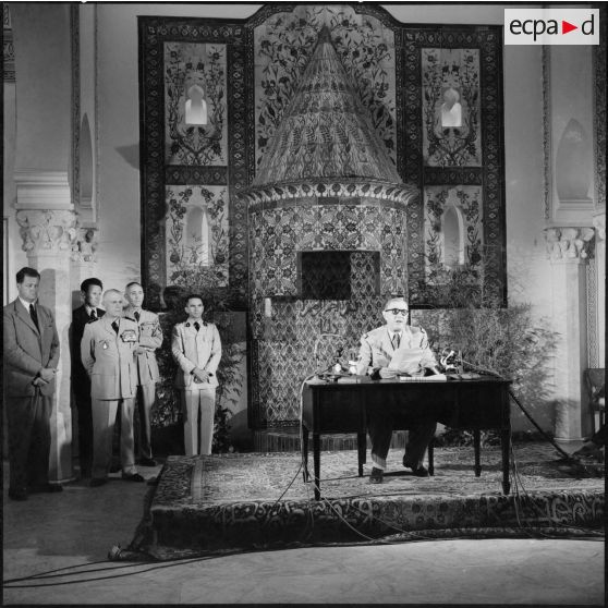 Conférence de presse du général de Gaulle au Palais d'été à Alger.