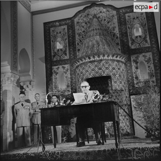 Conférence de presse du général de Gaulle au Palais d'été à Alger.