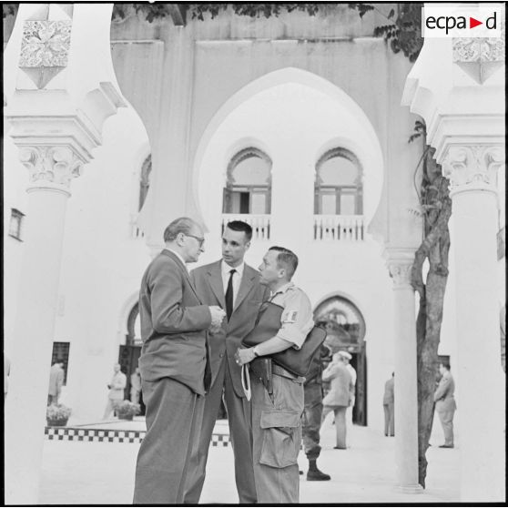 Autorités devant le Palais d'été à Alger.