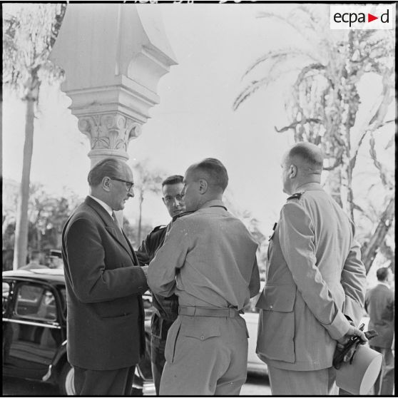 Autorités devant le Palais d'été à Alger.