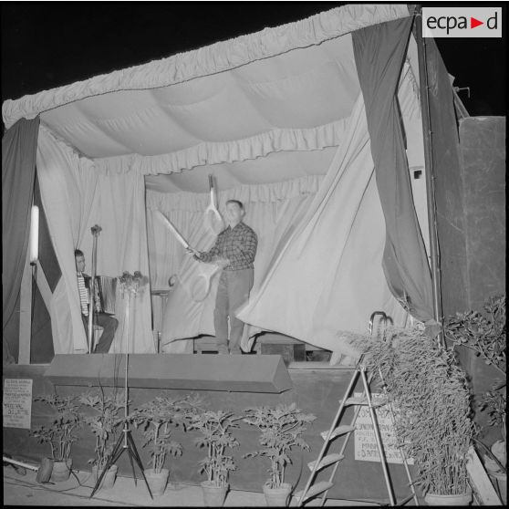 Soirée de représentation théâtrale à Beni Messous.