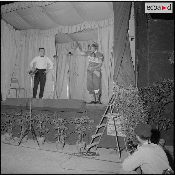 Soirée de représentation théâtrale à Beni Messous.