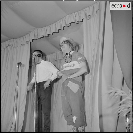 Soirée de représentation théâtrale à Beni Messous.