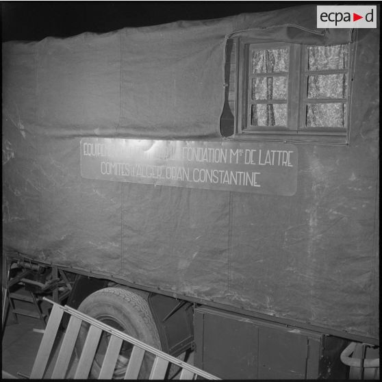 Beni Messous. Véhicule du théâtre aux armées.