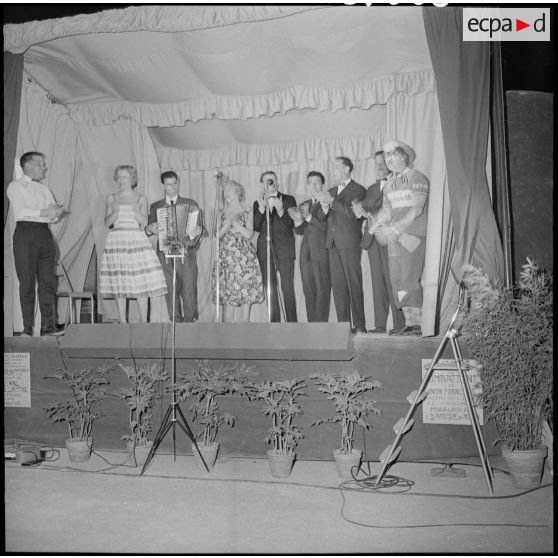 Soirée de représentation théâtrale à Beni Messous.