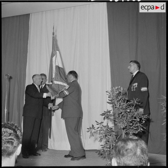 Alger. Remise de drapeau par le président des FFL d'Alger.