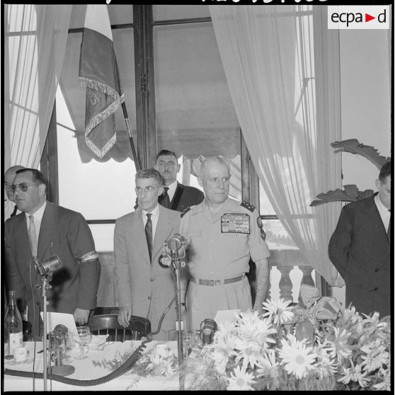Alger. Discours du général Salan au palais Carnot.