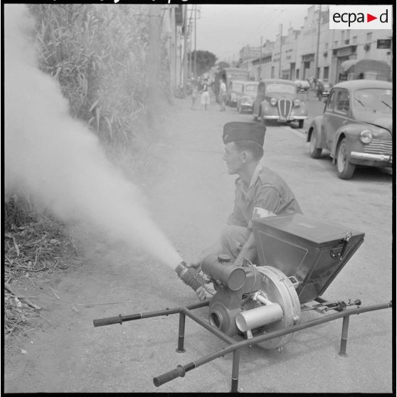 Alger. Désinfection par le service de santé.