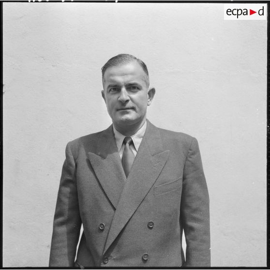 Portrait d'un homme, de face.