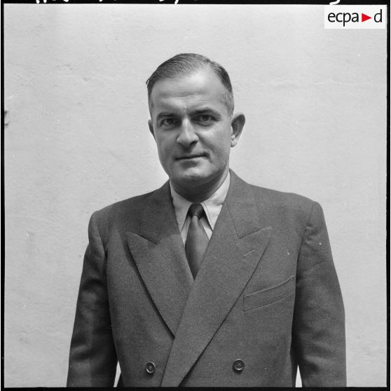 Portrait d'un homme, de face.