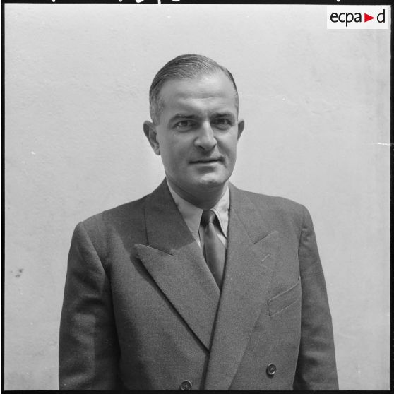 Portrait d'un homme, de face.