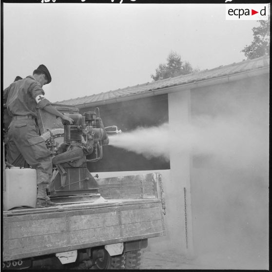 Alger. Désinfection par le service de santé.