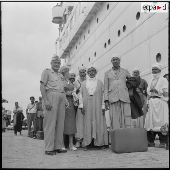 Alger. Des anciens combattants  prêts à embarquer.