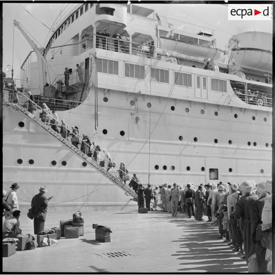 Alger. L'embarquement sur le paquebot "Maréchal Joffre".