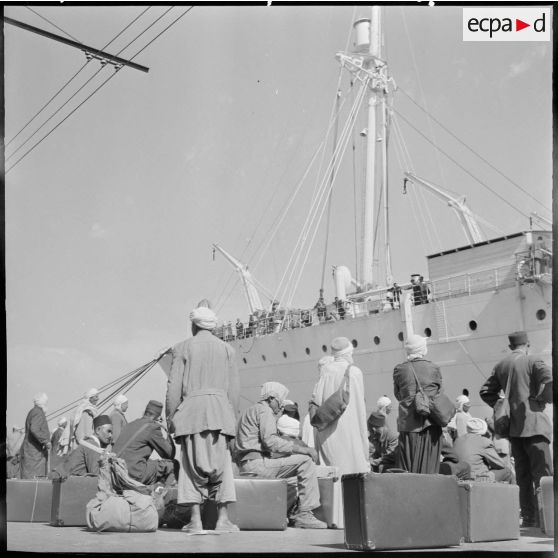 Alger. L'embarquement sur le paquebot "Maréchal Joffre".