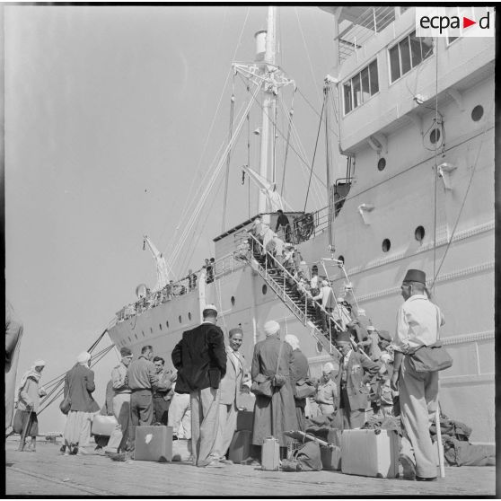 Alger. L'embarquement sur le paquebot "Maréchal Joffre".