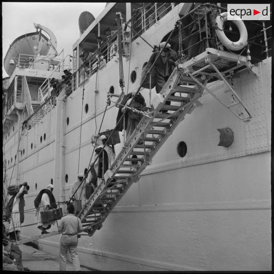 Alger. Embarquement sur le paquebot "Maréchal Joffre".