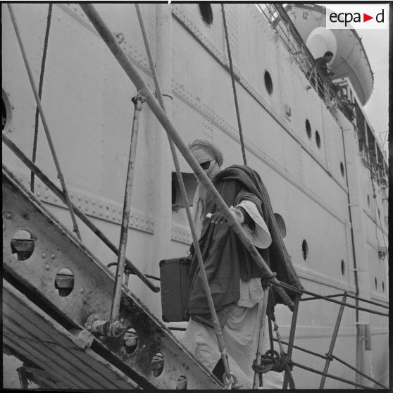Alger. Embarquement sur le paquebot "Maréchal Joffre".
