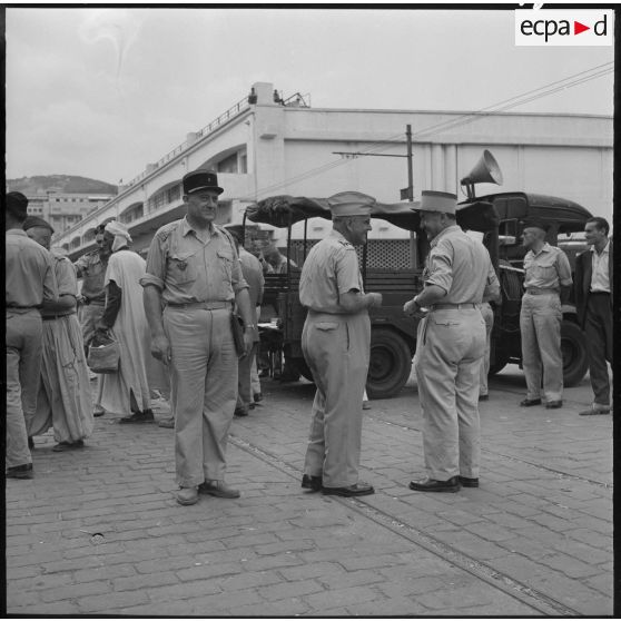 Officiers sur le port d'Alger.