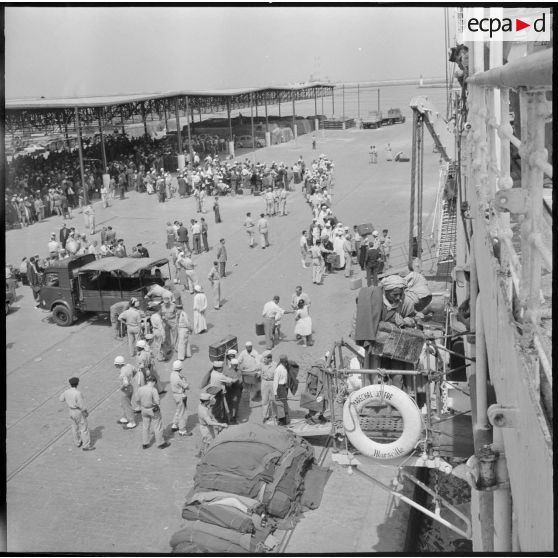Les quais du port d'Alger vus depuis le paquebot "Maréchal Joffre".