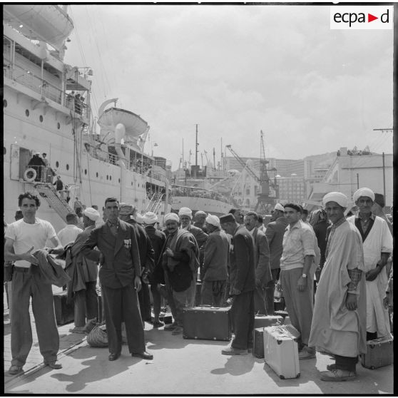 Alger. L'embarquement sur le paquebot "Maréchal Joffre".