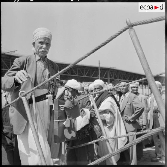 Alger. L'embarquement sur le paquebot "Maréchal Joffre".