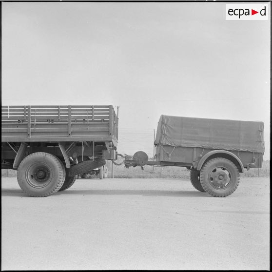 L'arrière d'un camion et sa remorque.