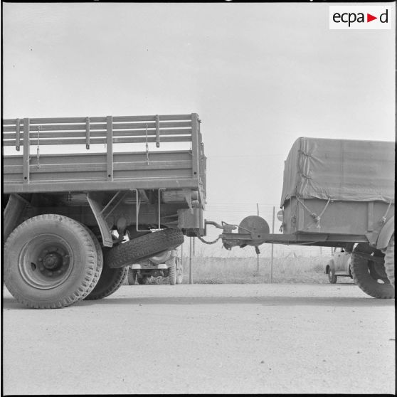L'arrière d'un camion et sa remorque.
