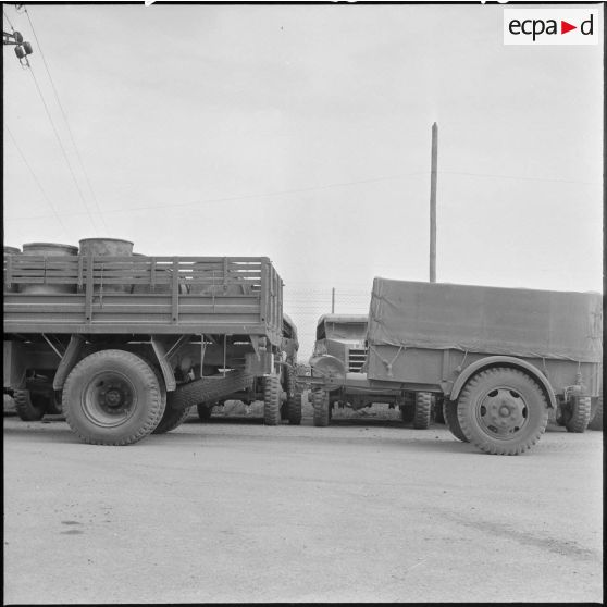 L'arrière d'un camion et sa remorque.